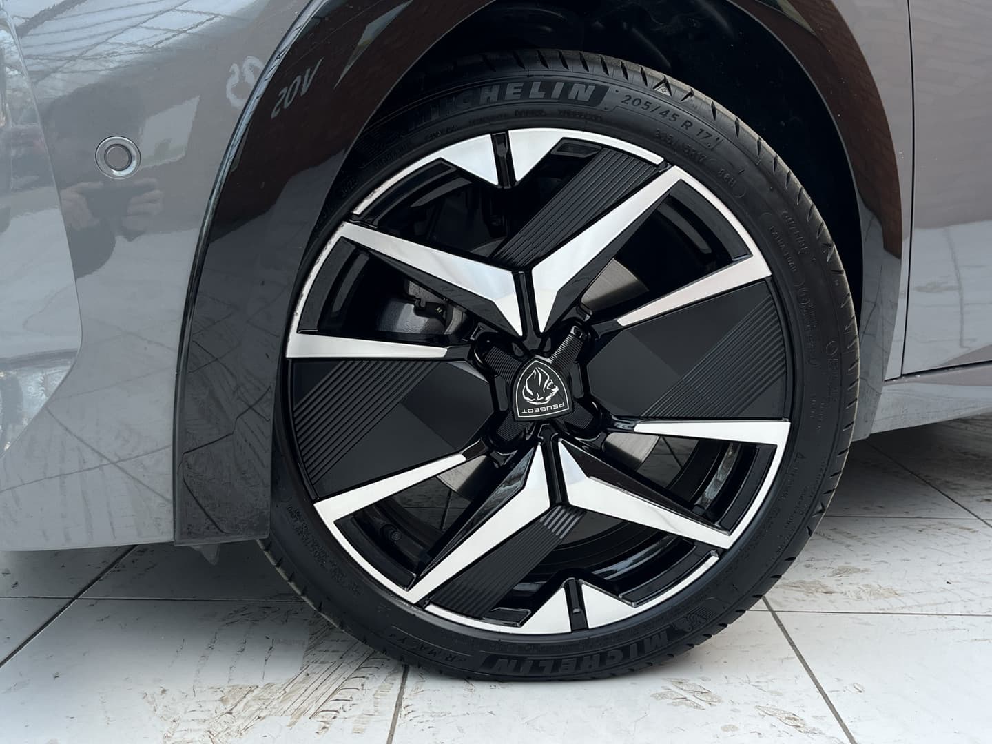 Peugeot 208 Hybrid 110 e-DCS6 GT thumbnail 4