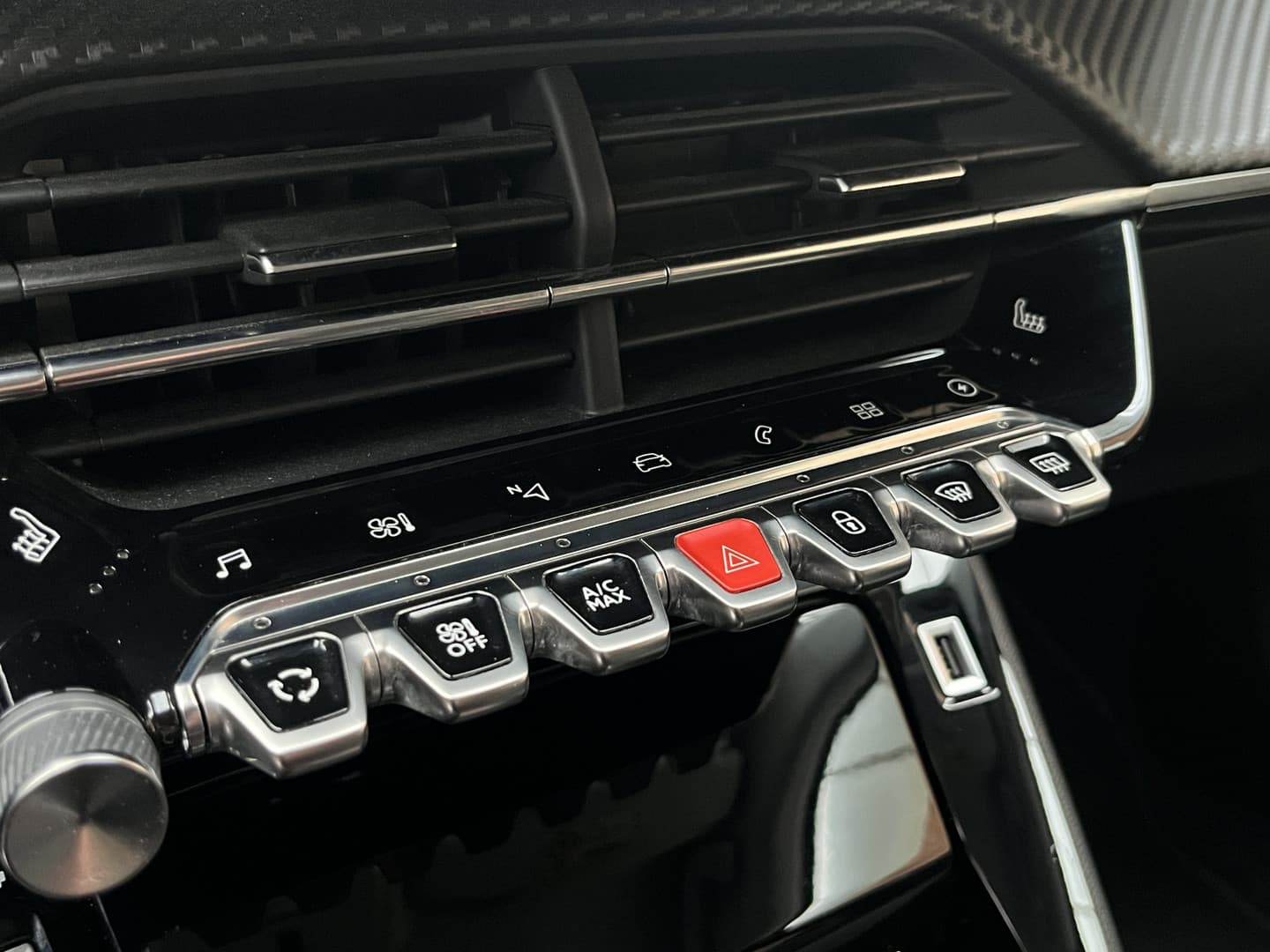 Peugeot E-2008 EV Allure Pack 50 kWh thumbnail 17