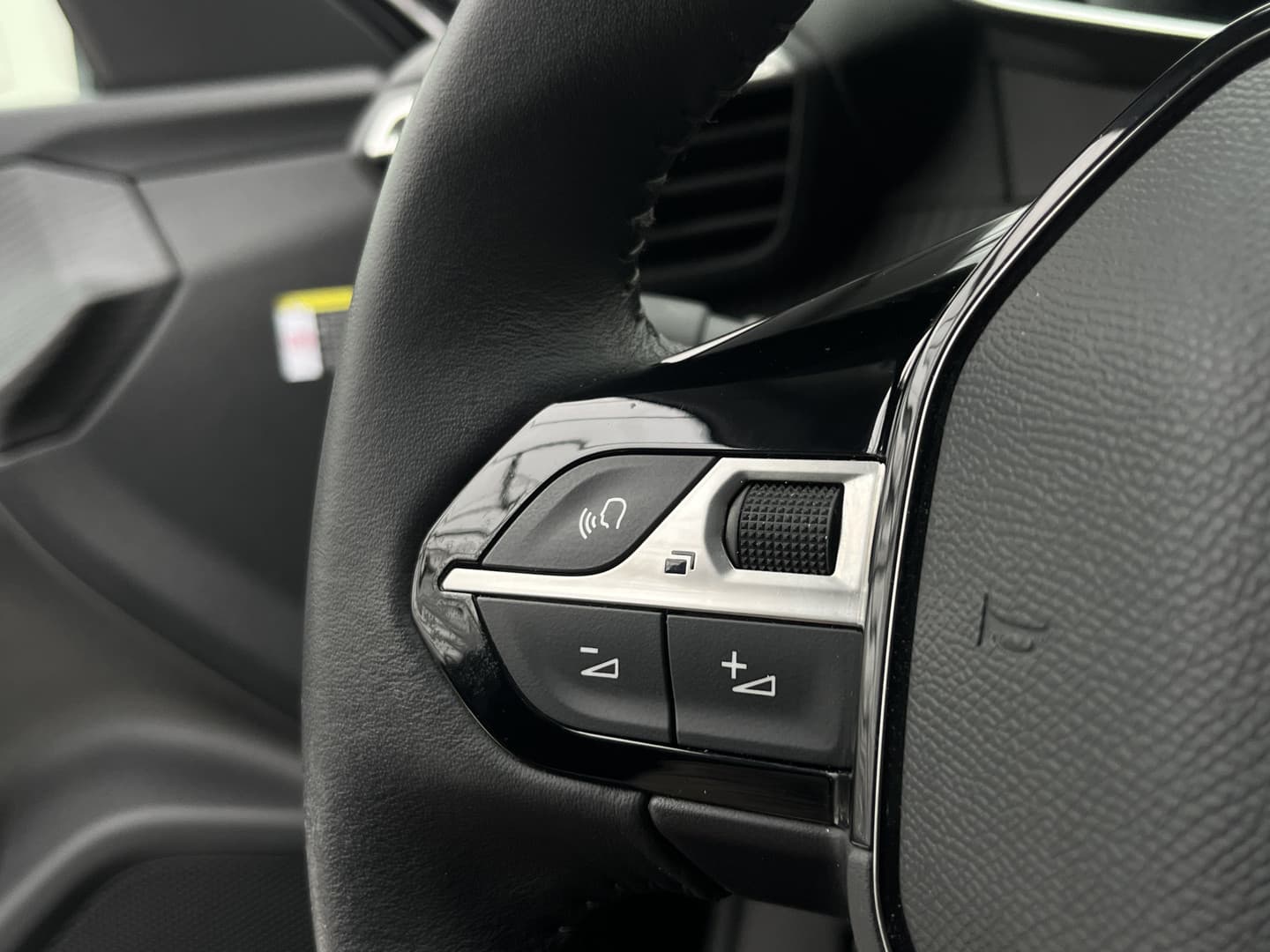 Peugeot E-2008 EV Allure Pack 50 kWh thumbnail 21