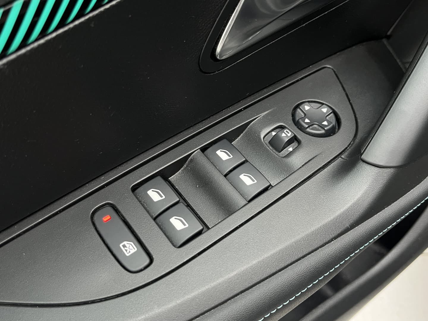 Peugeot E-2008 EV Allure Pack 50 kWh thumbnail 26