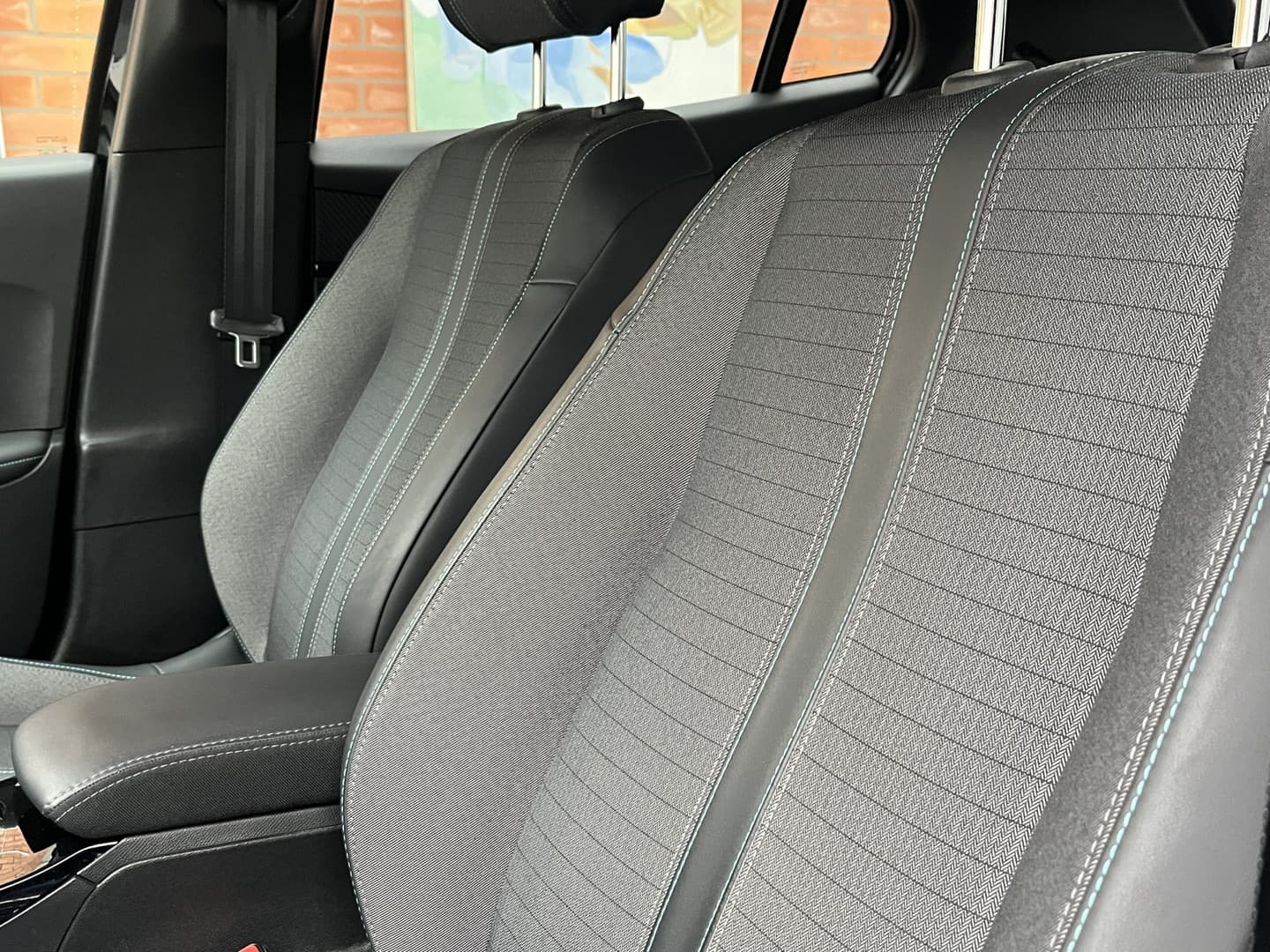 Peugeot E-2008 EV Allure Pack 50 kWh thumbnail 28