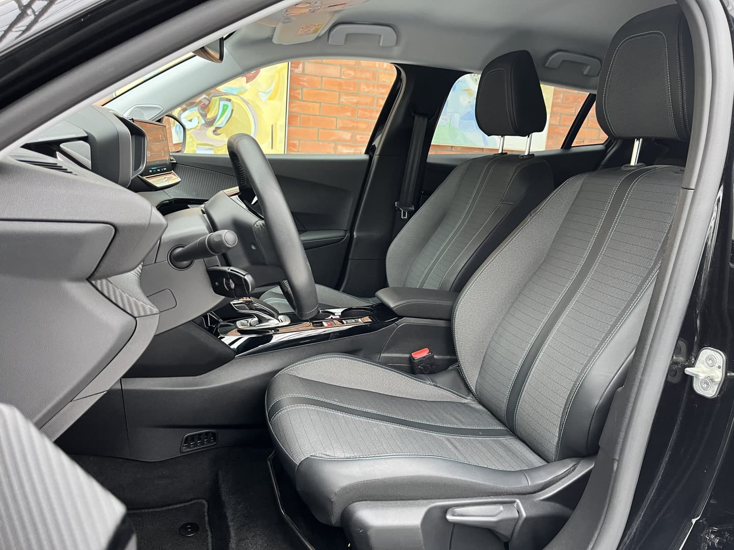 Peugeot E-2008 EV Allure Pack 50 kWh thumbnail 8