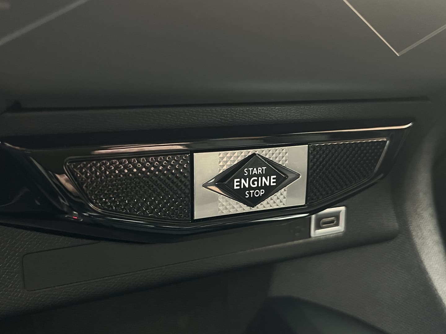 DS 3 E-Tense Antoine de saint Exupéry 54 kWh thumbnail 19