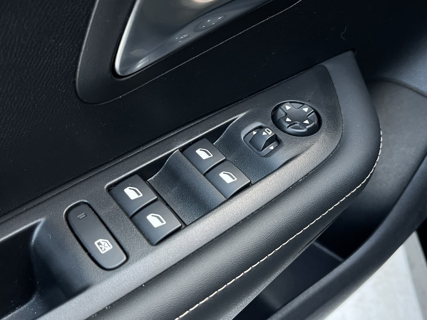 Peugeot 208 PureTech 100 Allure thumbnail 25