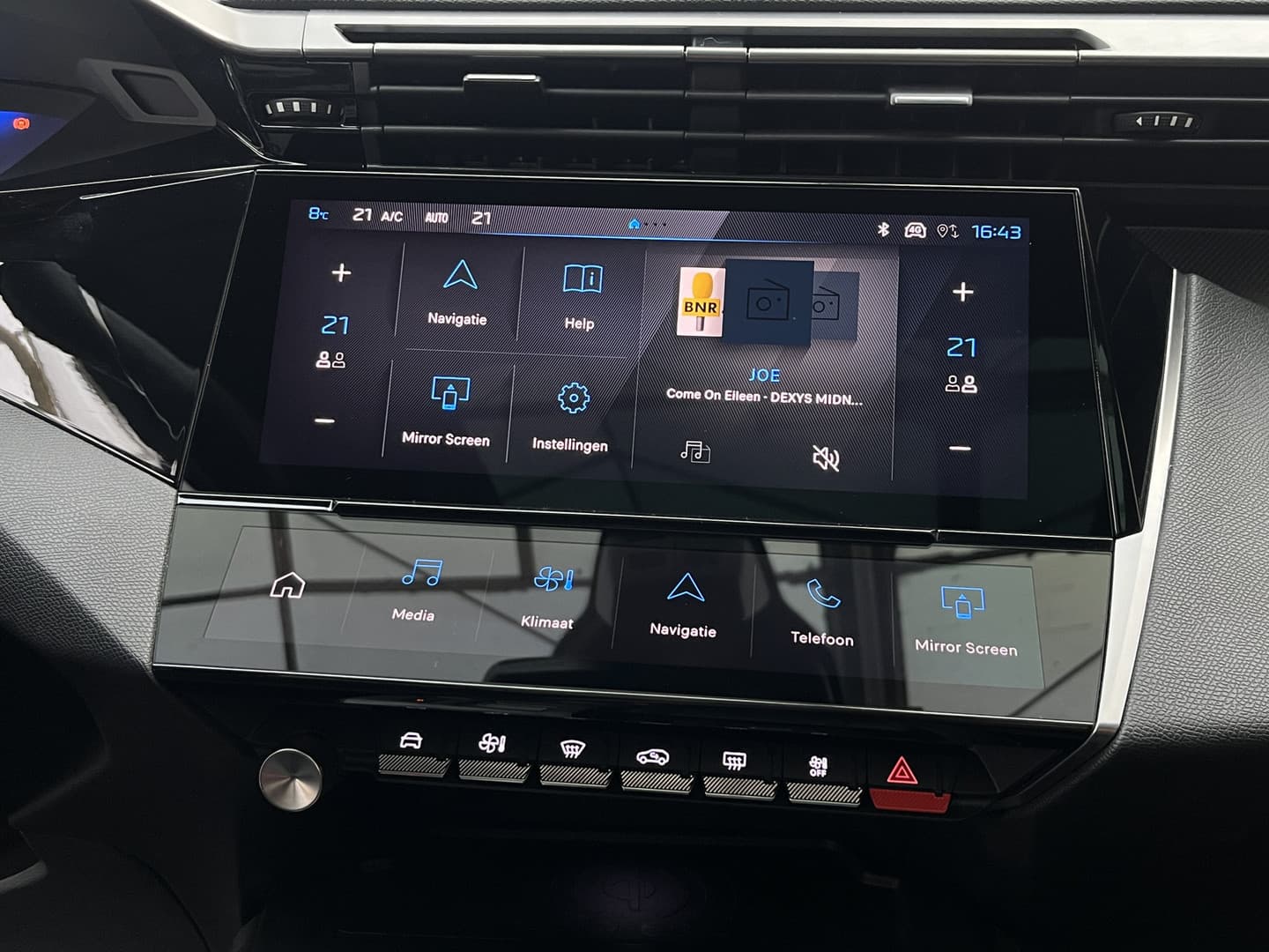 Peugeot 308 Plug-in Hybrid 225 GT thumbnail 12