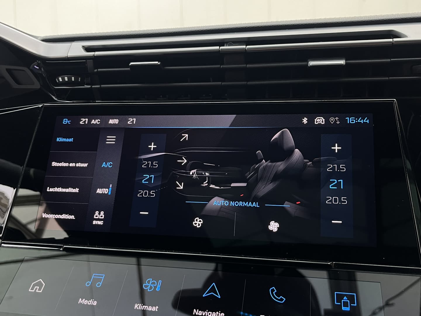 Peugeot 308 Plug-in Hybrid 225 GT thumbnail 15