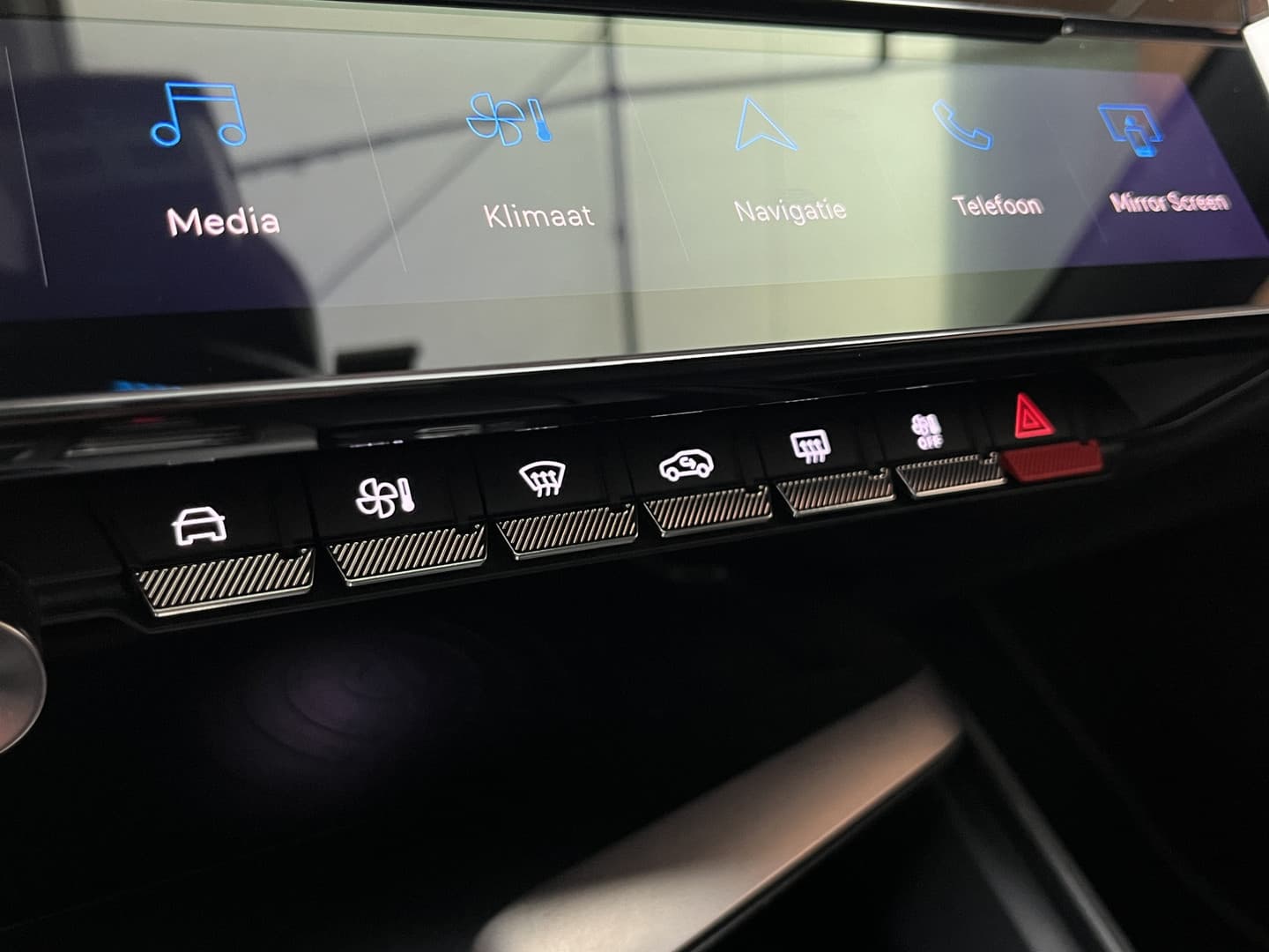 Peugeot 308 Plug-in Hybrid 225 GT thumbnail 21