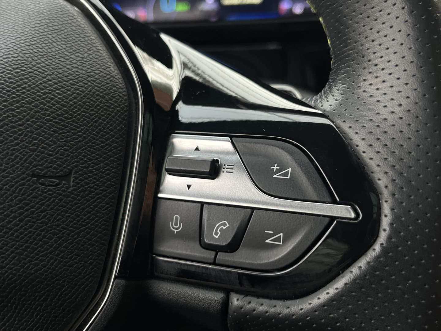 Peugeot 308 Plug-in Hybrid 225 GT thumbnail 25