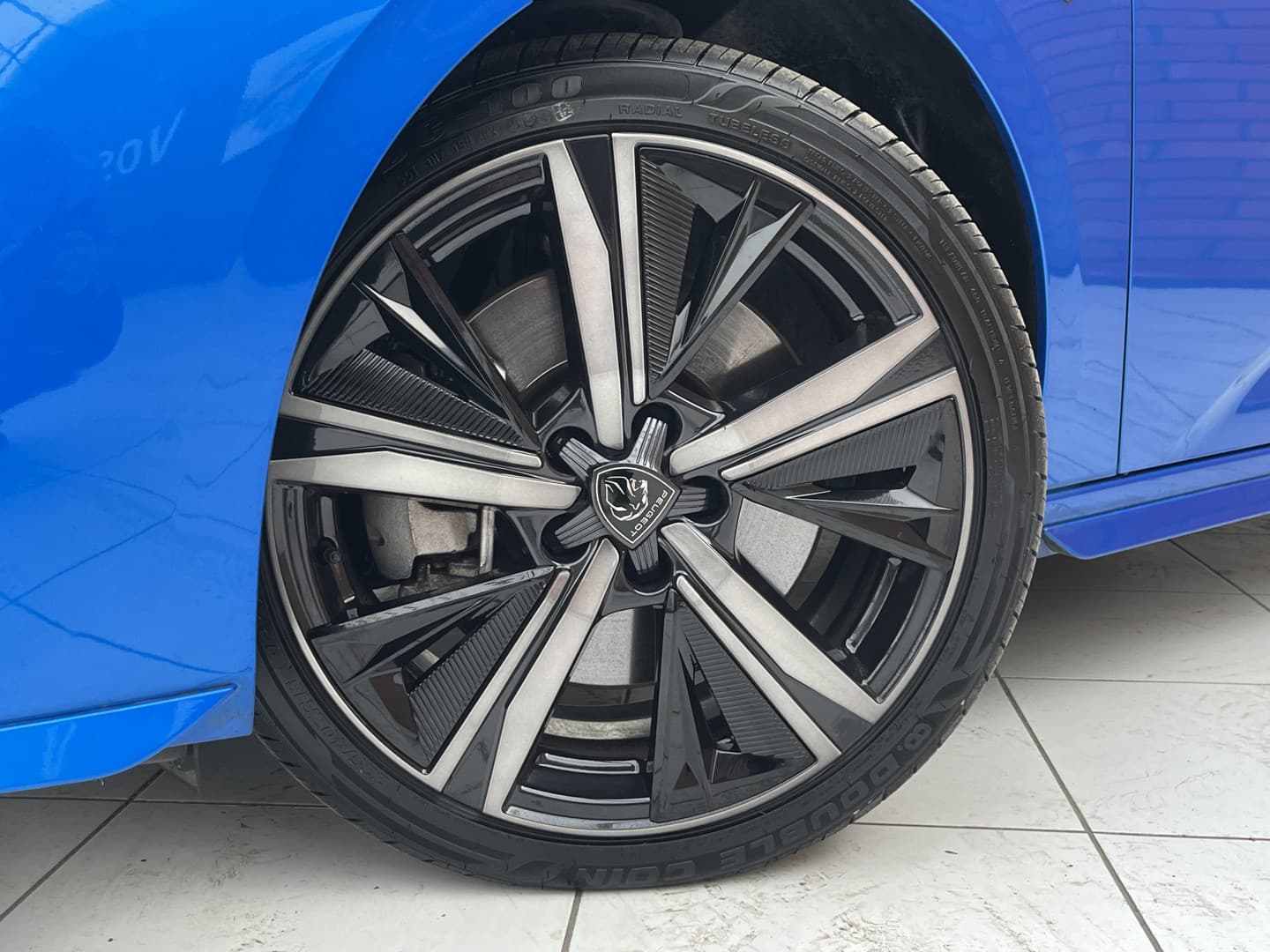 Peugeot 308 Plug-in Hybrid 225 GT thumbnail 4