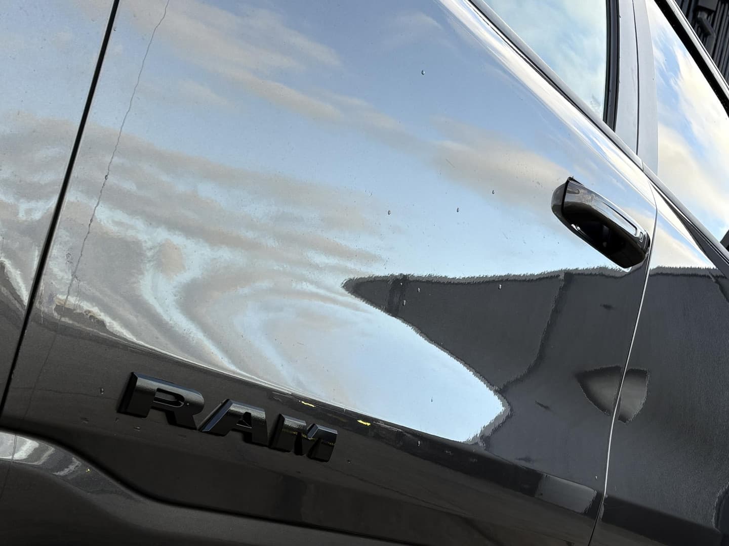 Dodge Ram 1500 5.7 V8 4x4 Crew Cab Laramie thumbnail 3