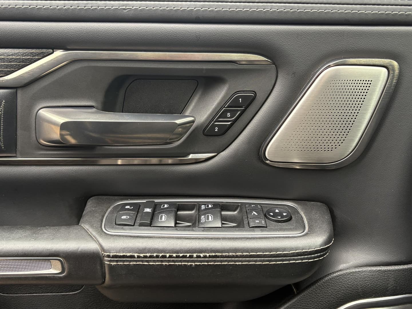 Dodge Ram 1500 5.7 V8 4x4 Crew Cab 5'7 Limited thumbnail 44