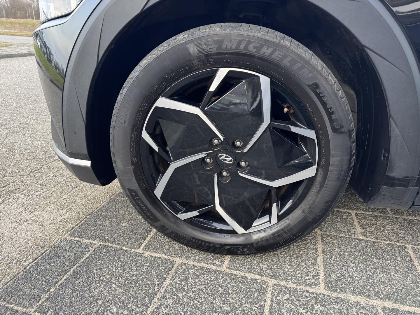 Hyundai Ioniq-5 thumbnail 2