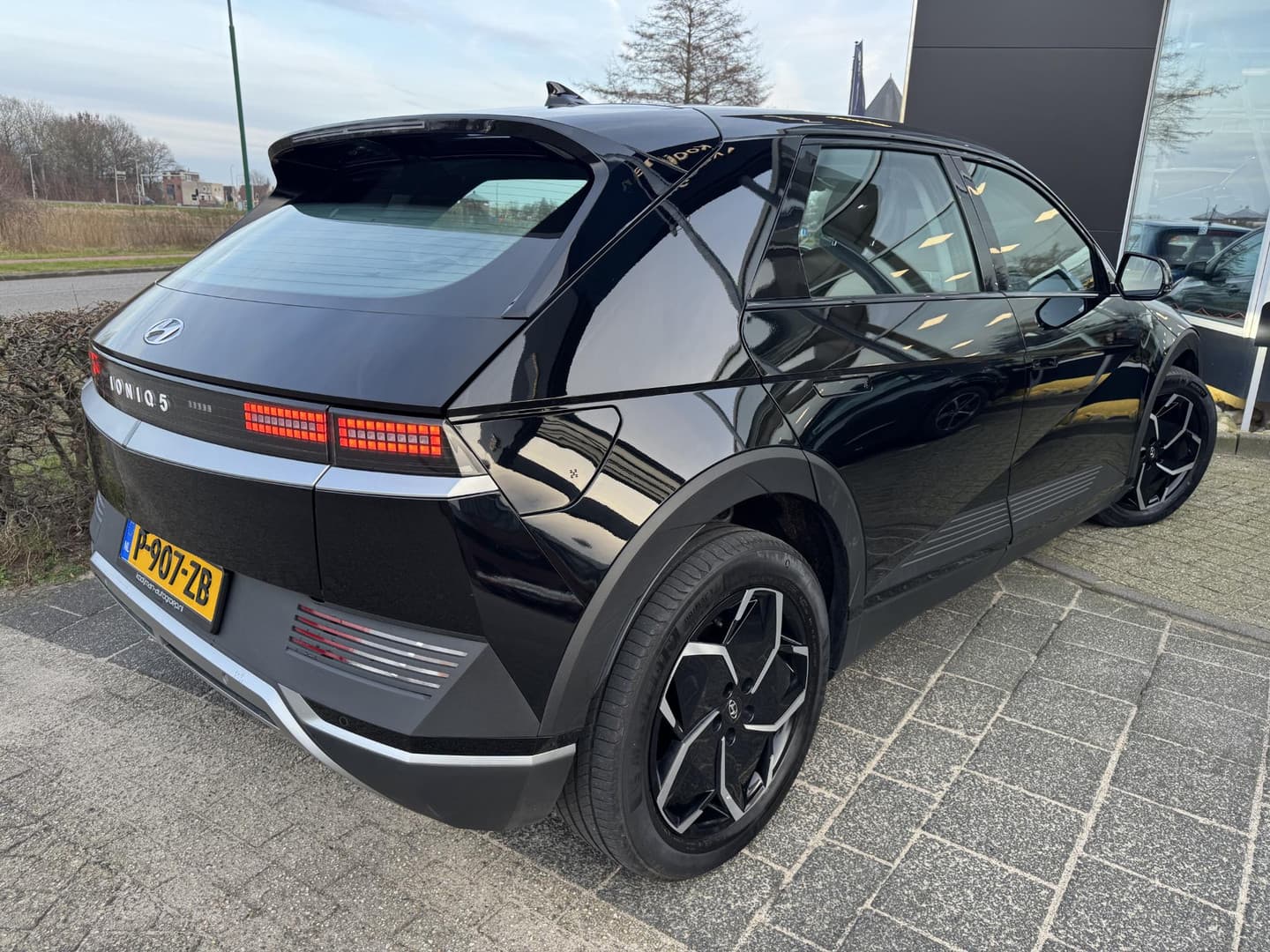 Hyundai Ioniq-5 thumbnail 3