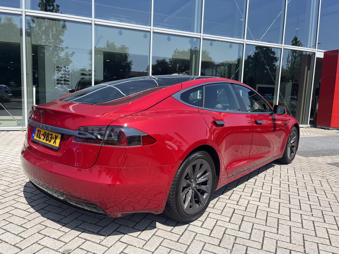 Tesla Model-s thumbnail 3