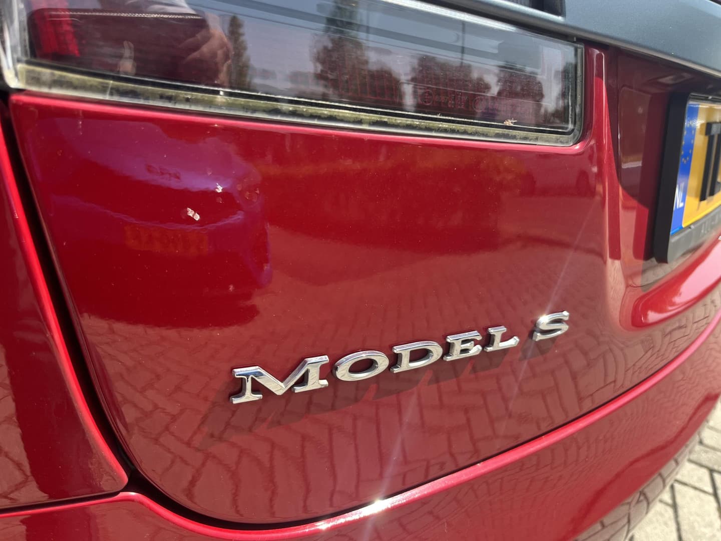 Tesla Model-s thumbnail 6