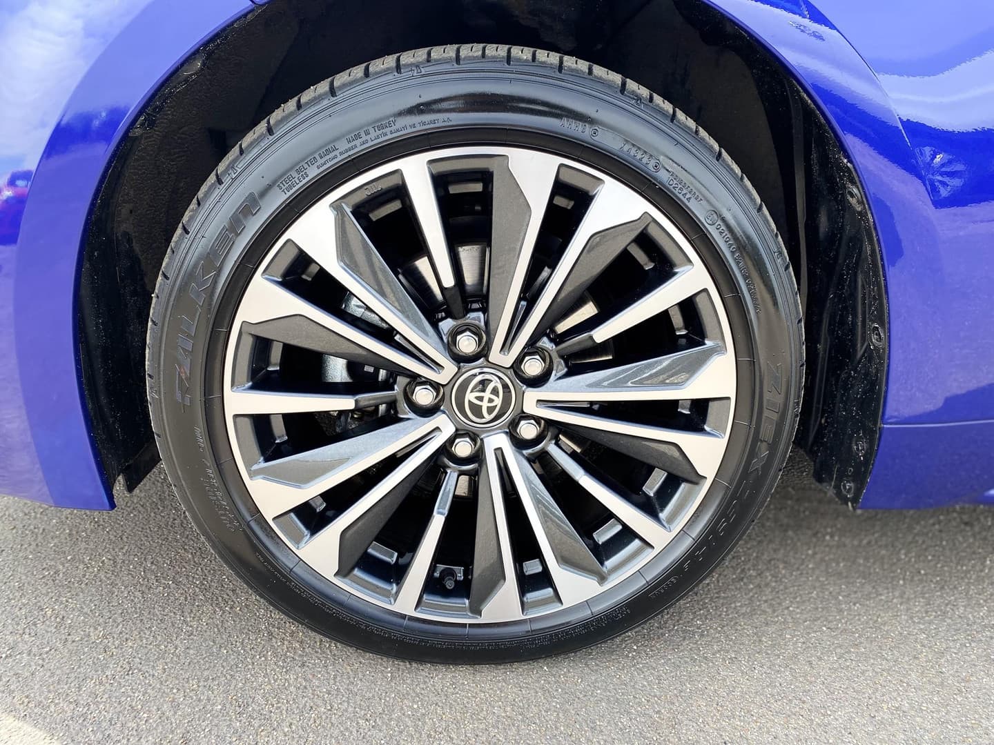 Toyota Corolla-touring-sports thumbnail 3