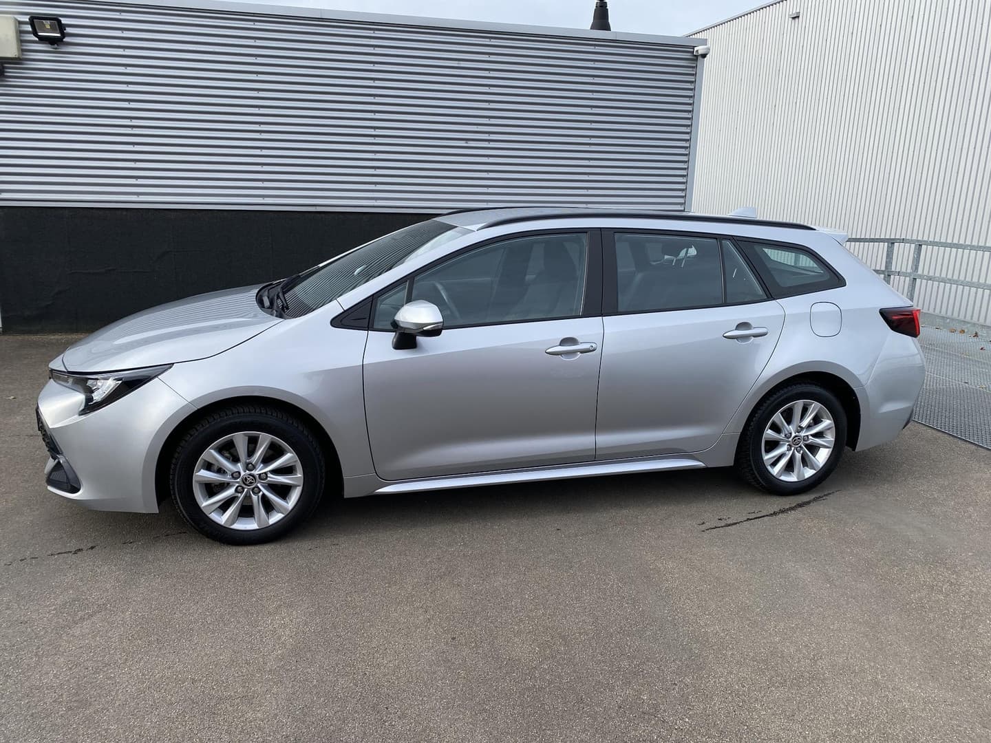 Toyota Corolla-touring-sports thumbnail 4