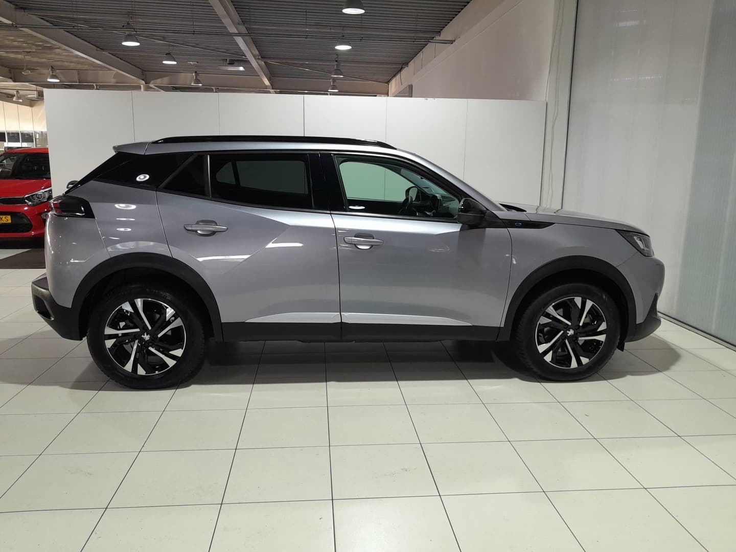 Peugeot E-2008 thumbnail 2