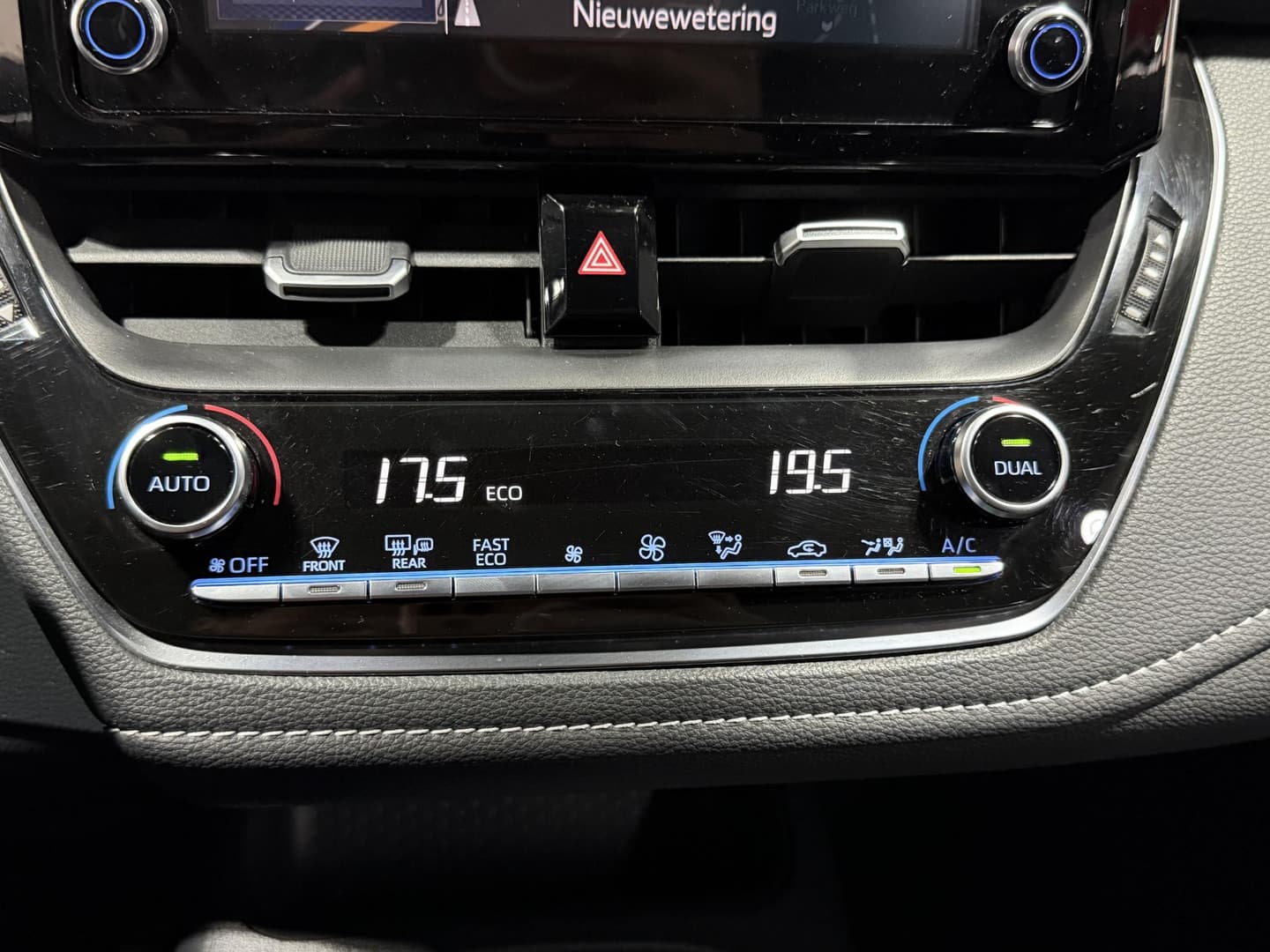 Toyota Corolla-touring-sports thumbnail 25