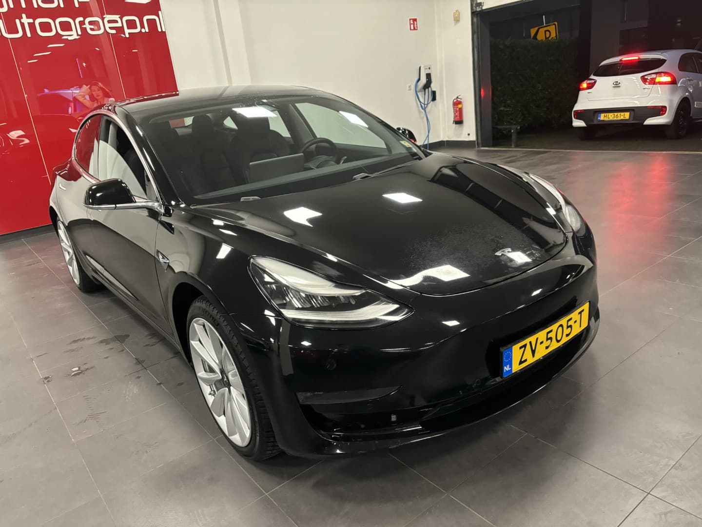 Tesla Model-3 thumbnail 24