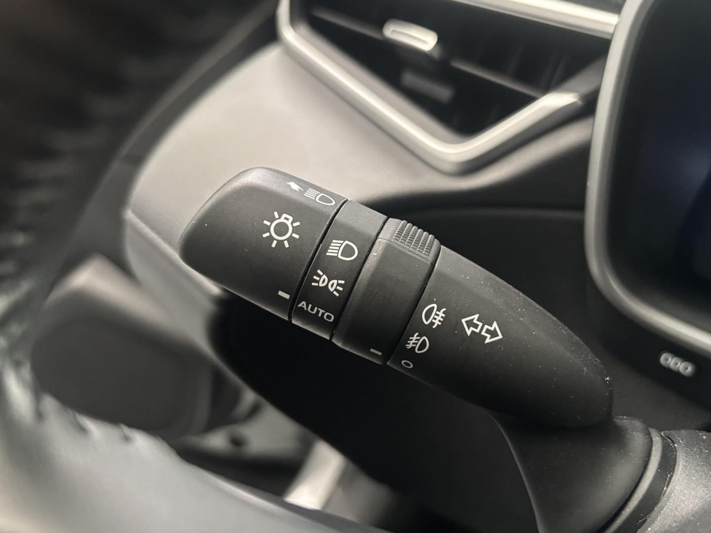 Toyota Corolla-cross thumbnail 11