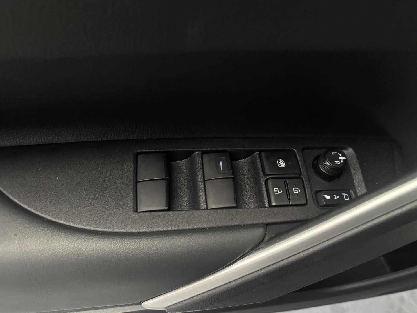 Toyota Corolla-cross thumbnail 4