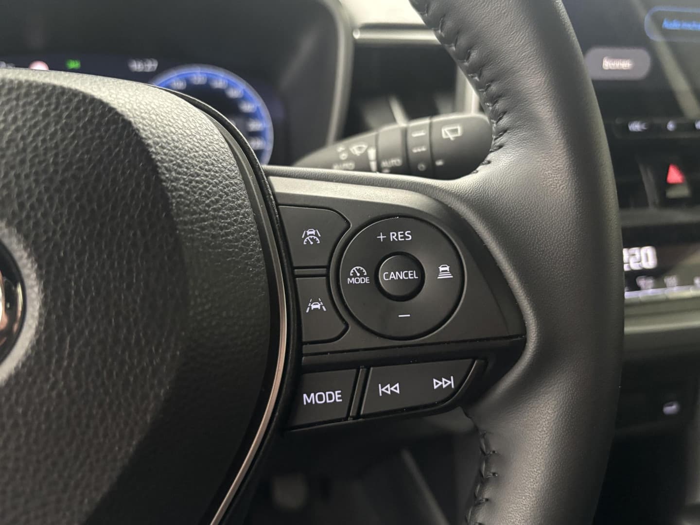 Toyota Corolla-cross thumbnail 8