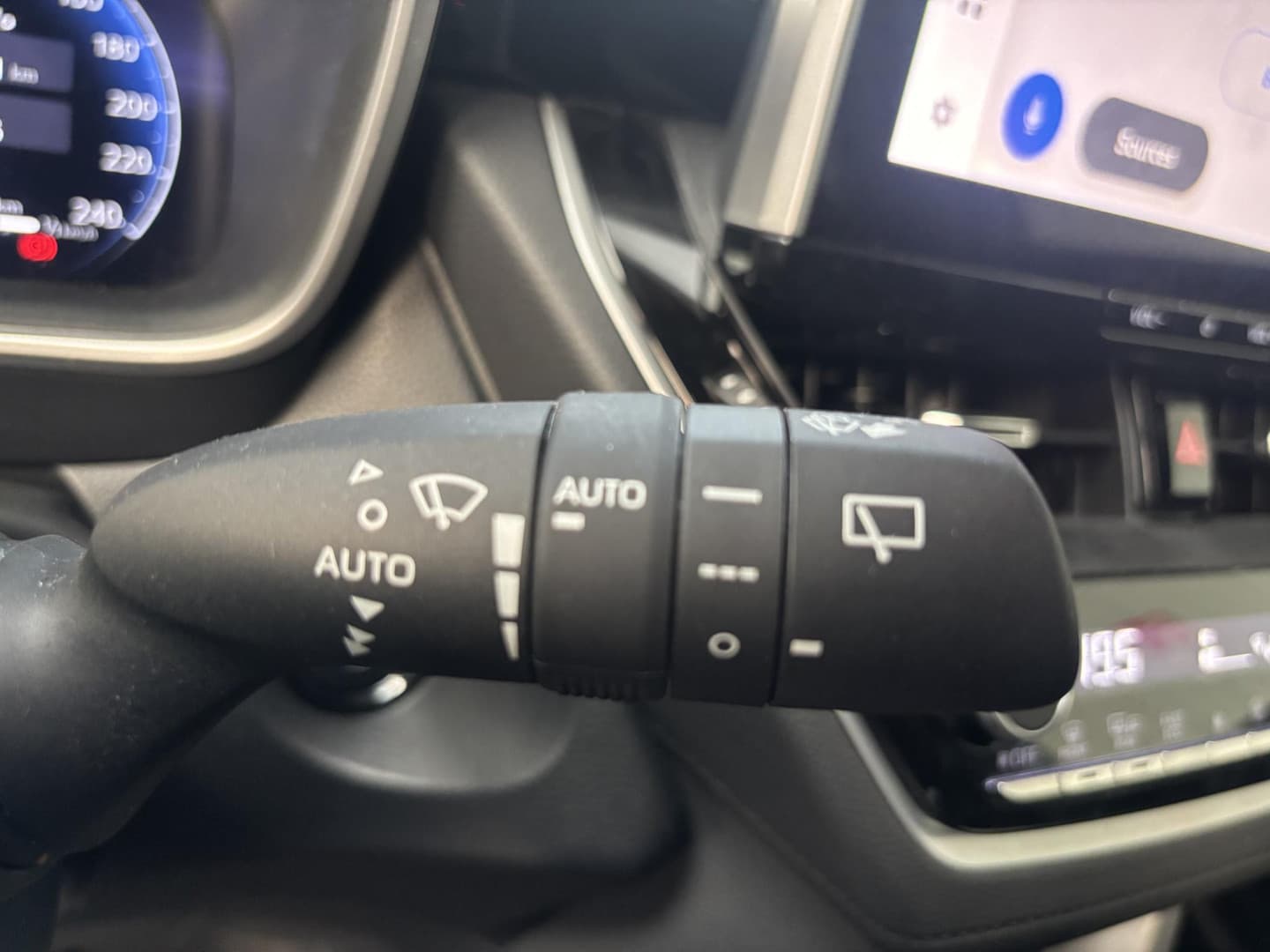 Toyota Corolla-cross thumbnail 11