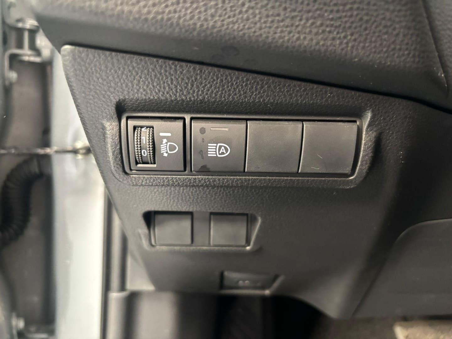 Toyota Corolla-cross thumbnail 12