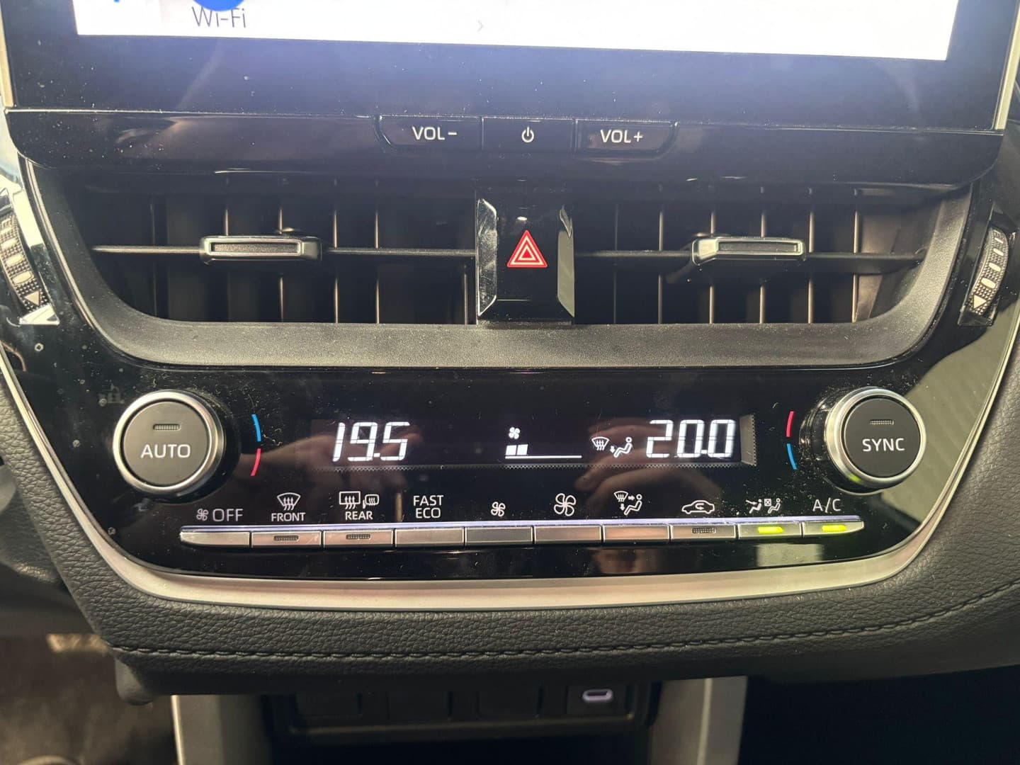 Toyota Corolla-cross thumbnail 17