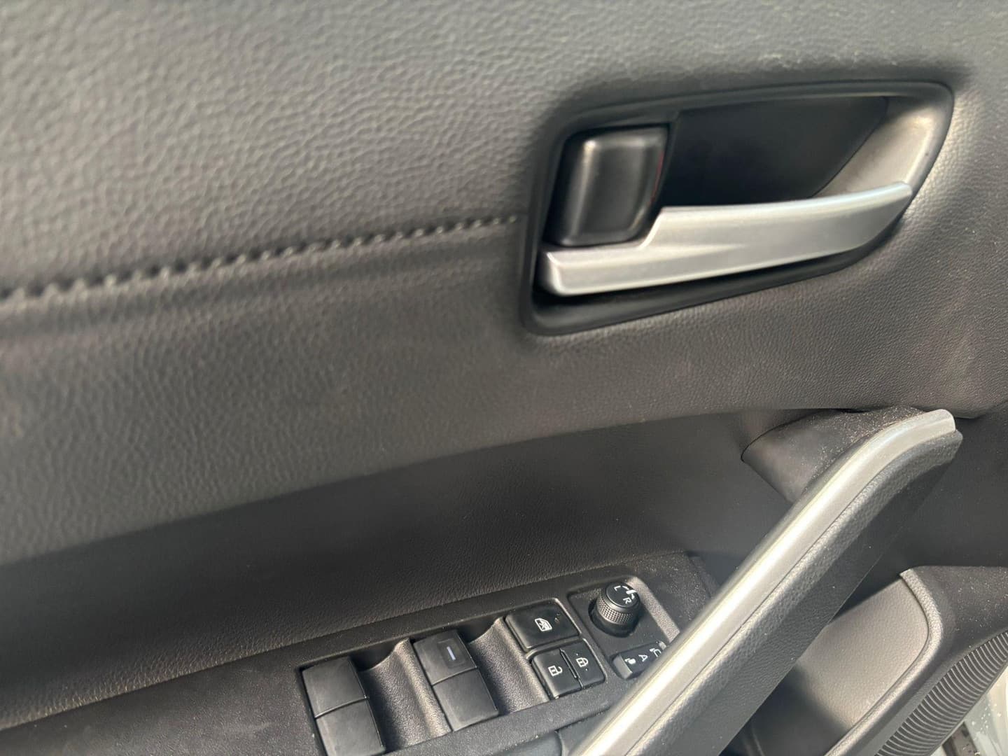 Toyota Corolla-cross thumbnail 5