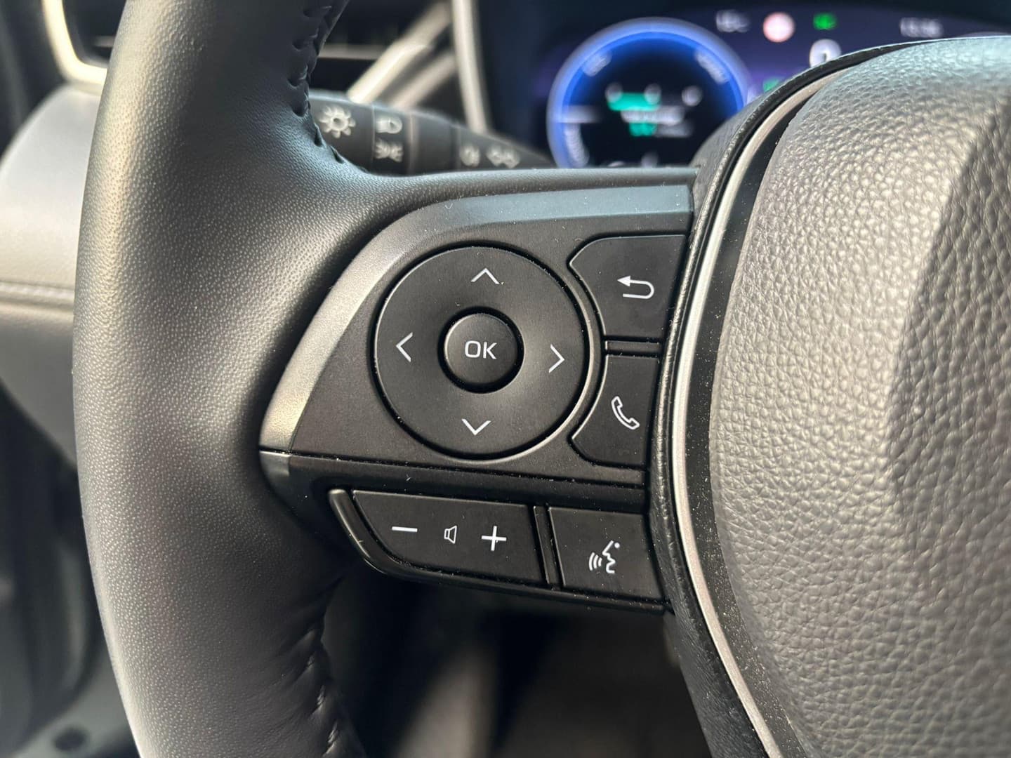 Toyota Corolla-cross thumbnail 8