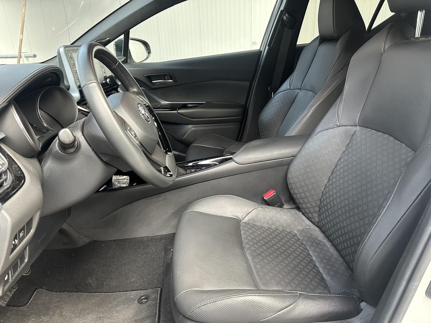 Toyota C-hr thumbnail 2