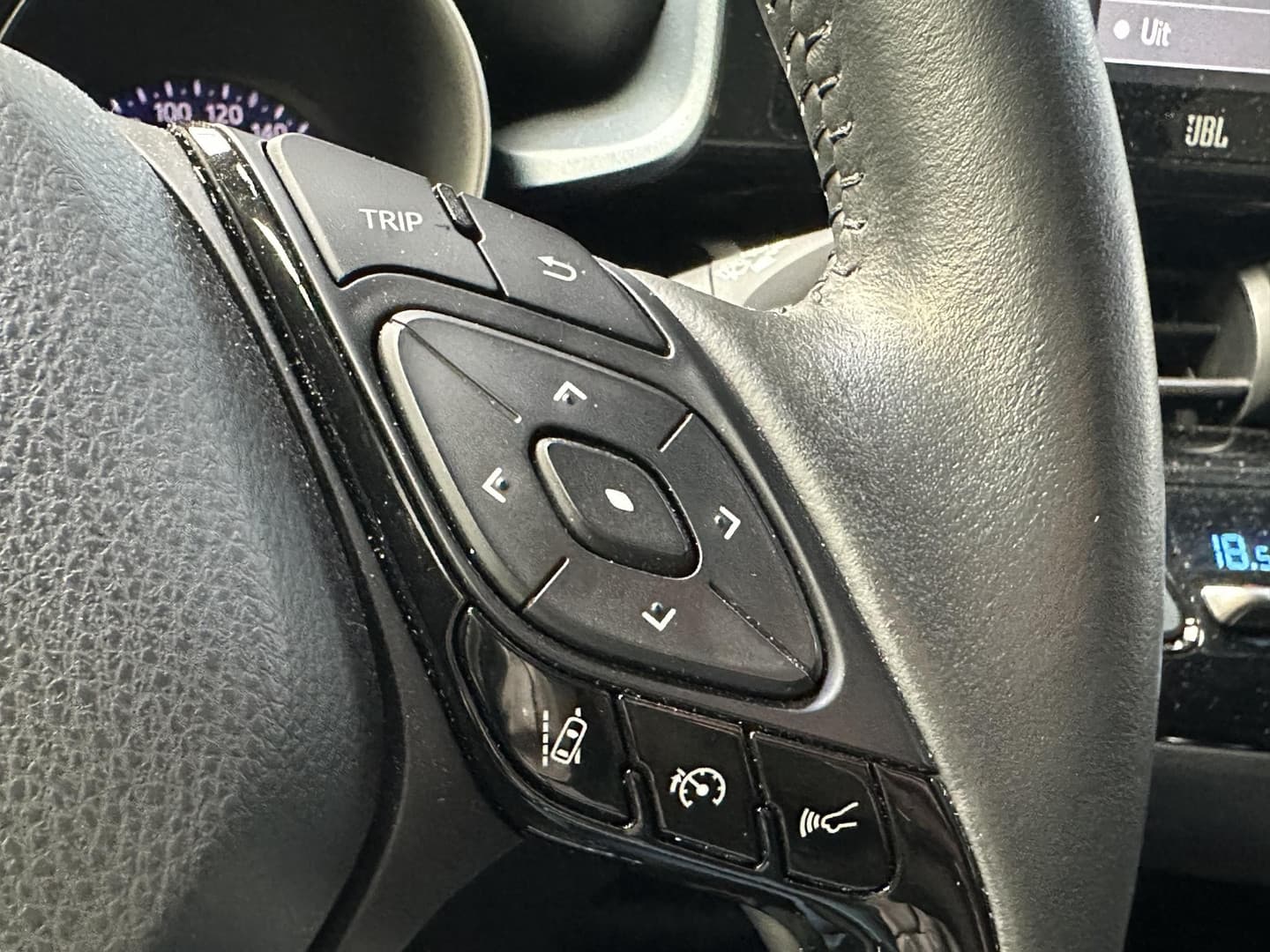 Toyota C-hr thumbnail 9