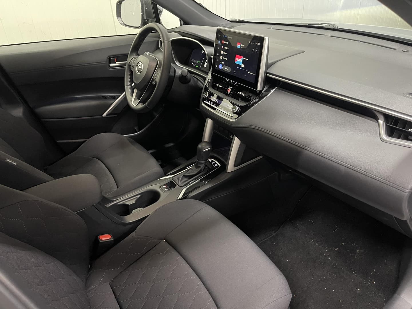 Toyota Corolla-cross thumbnail 10