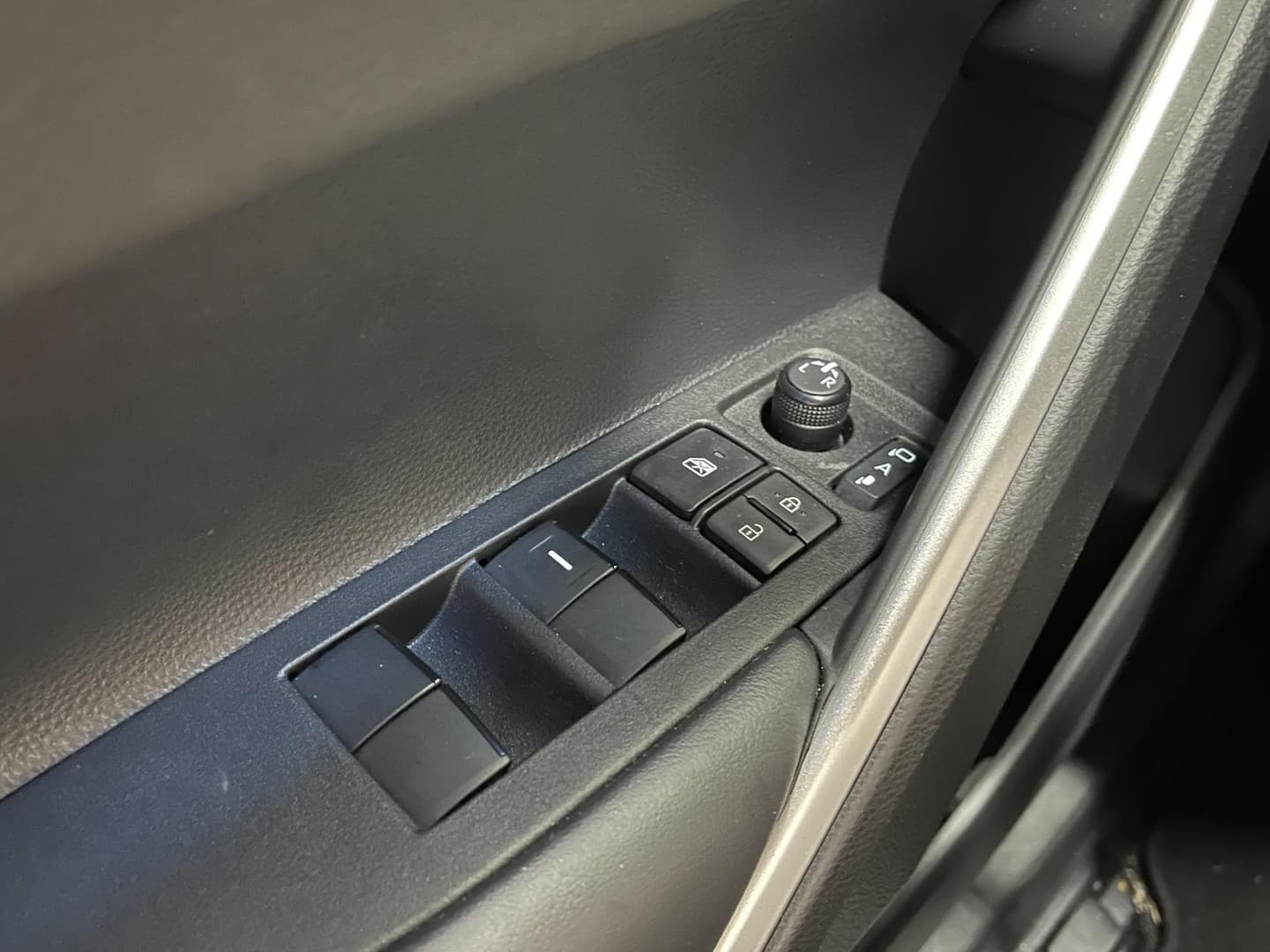 Toyota Corolla-cross thumbnail 25