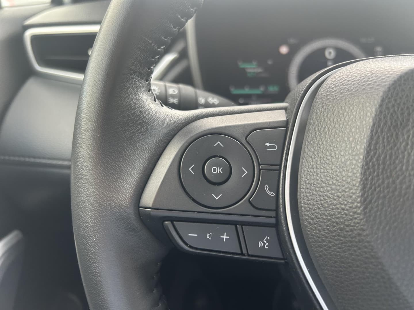 Toyota Corolla-cross thumbnail 13