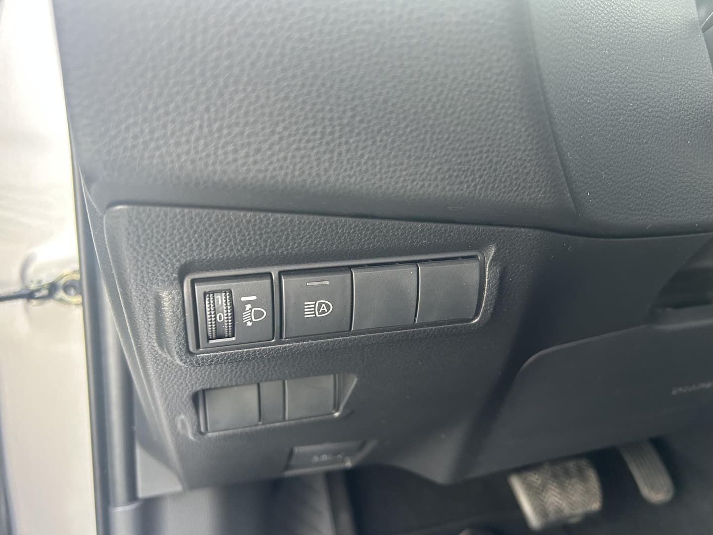 Toyota Corolla-cross thumbnail 17