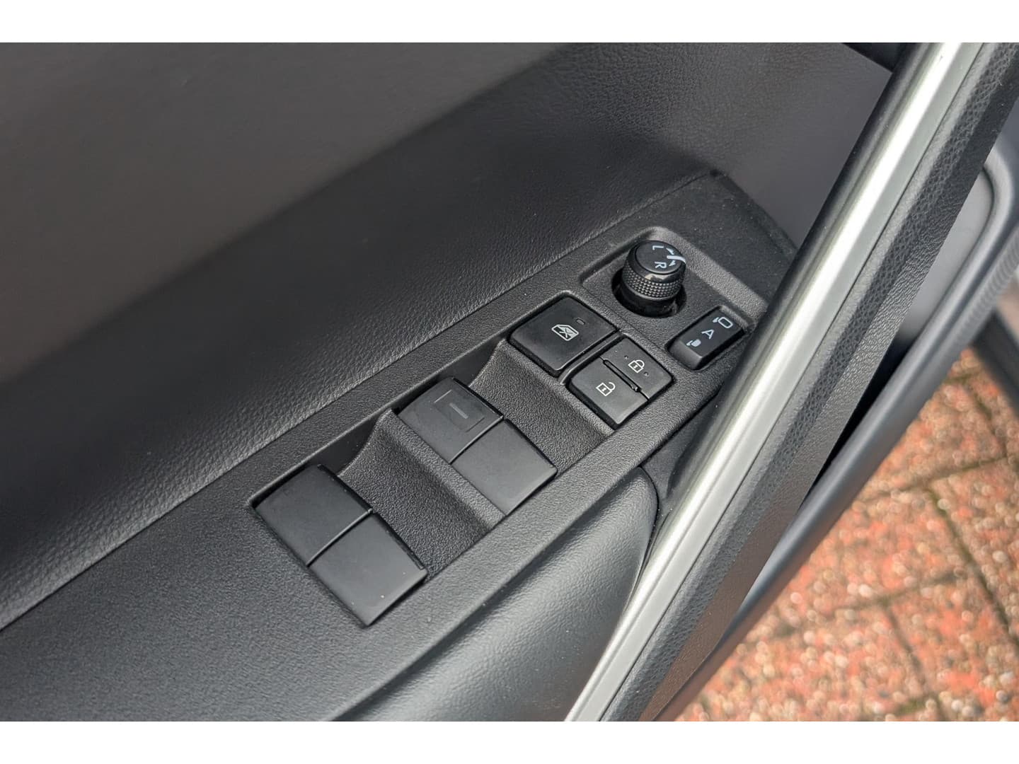 Toyota Corolla-cross thumbnail 19