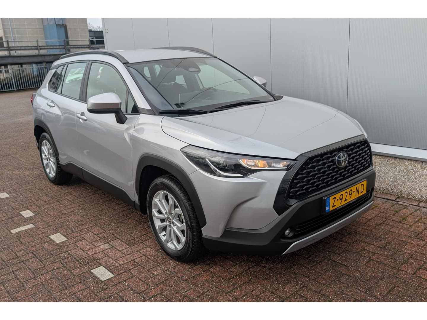 Toyota Corolla-cross thumbnail 2