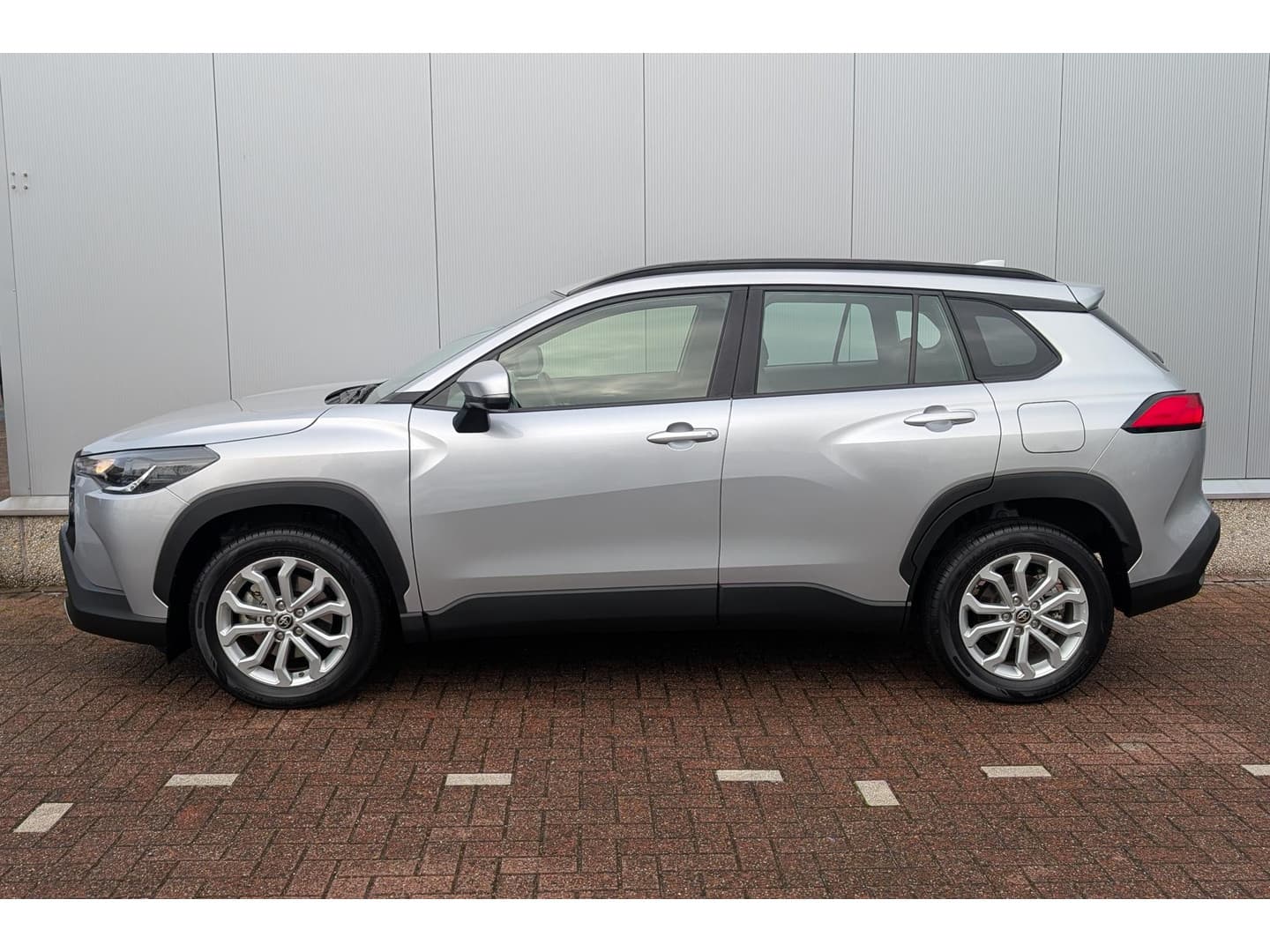 Toyota Corolla-cross thumbnail 3