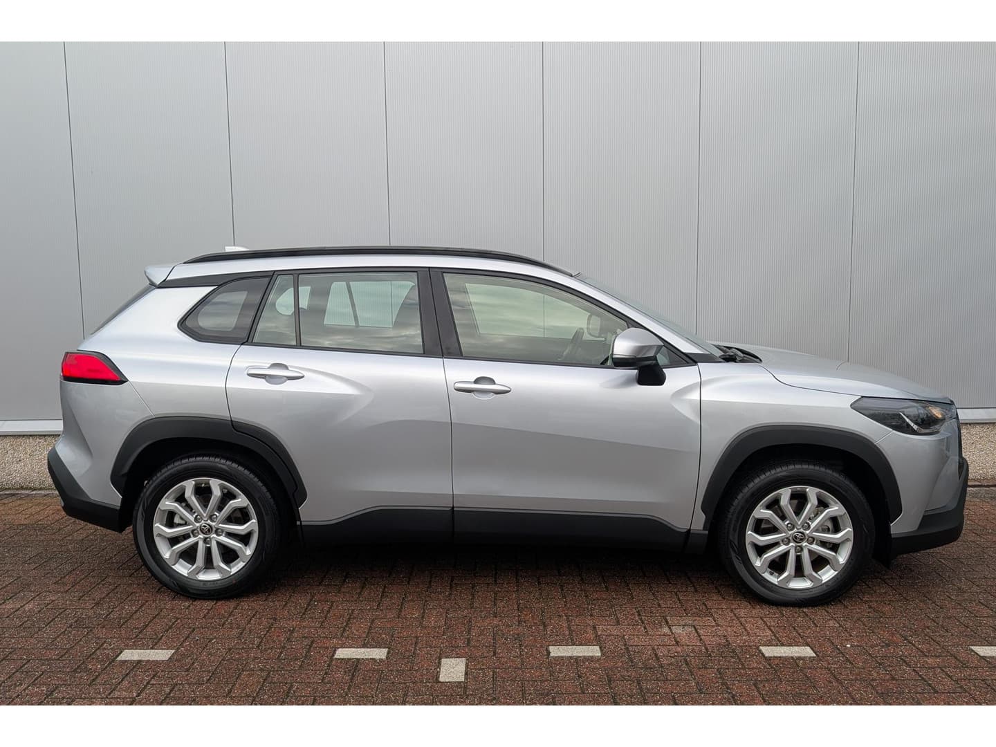 Toyota Corolla-cross thumbnail 8