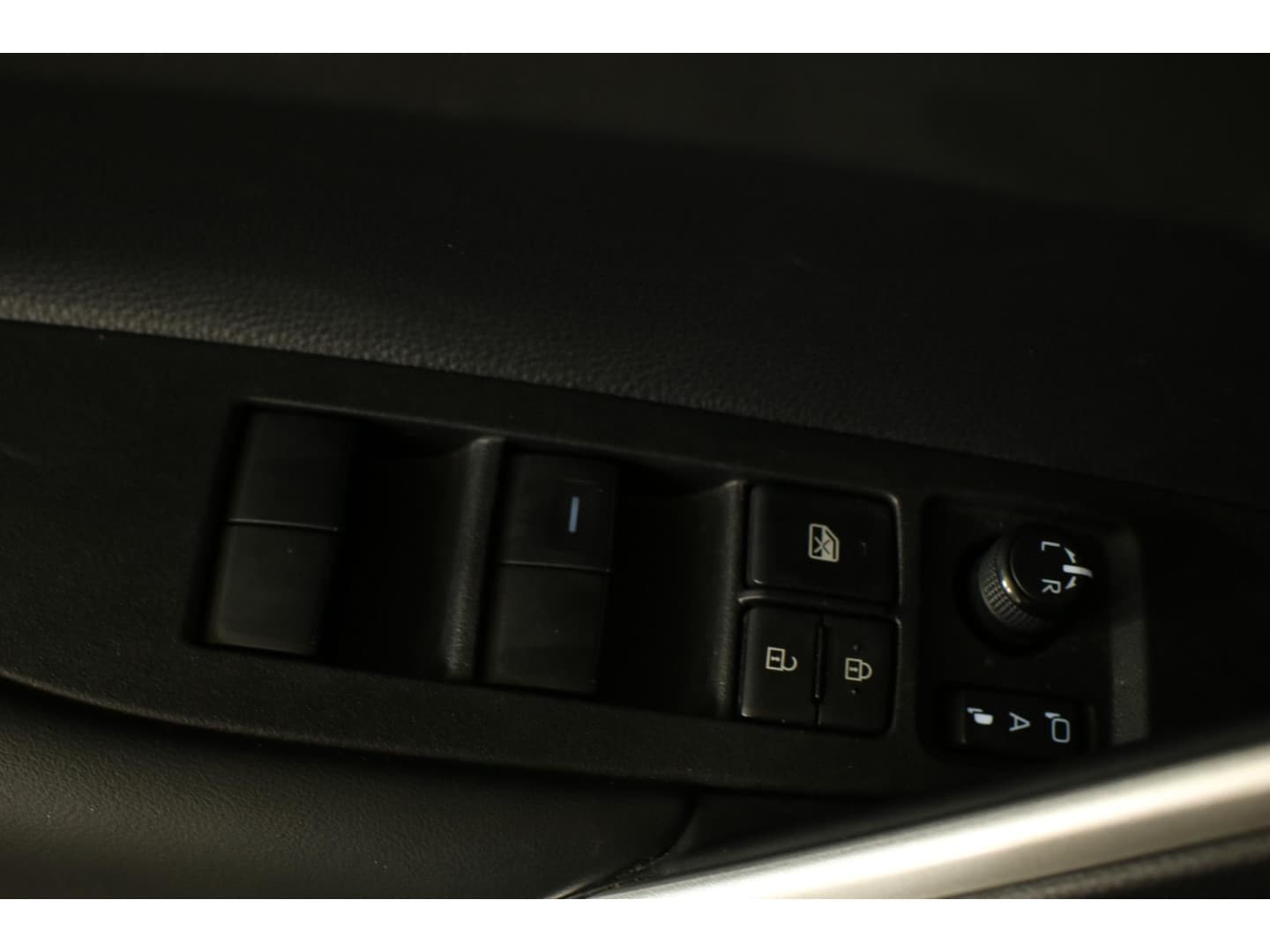 Toyota Corolla-cross thumbnail 23