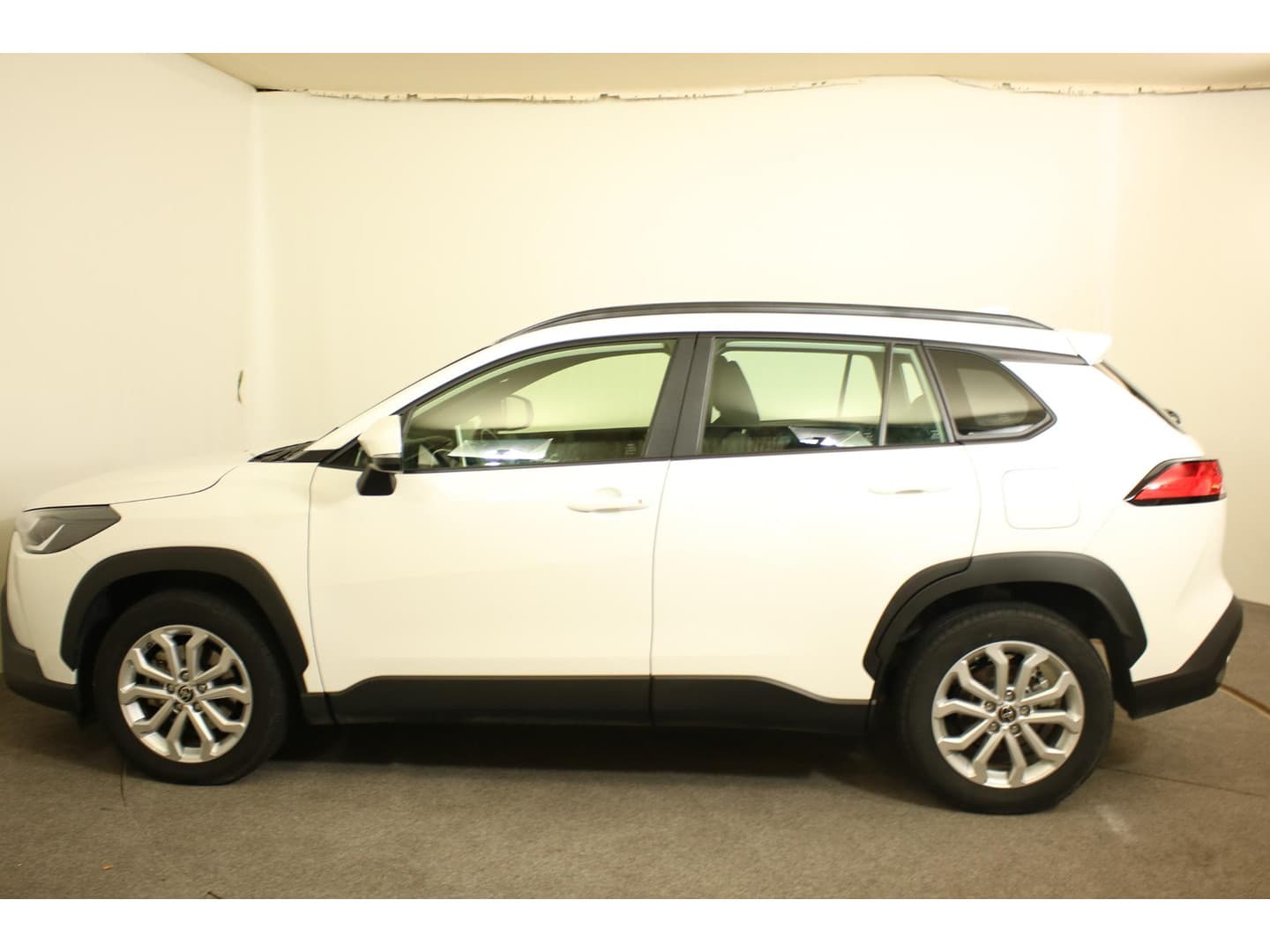 Toyota Corolla-cross thumbnail 3