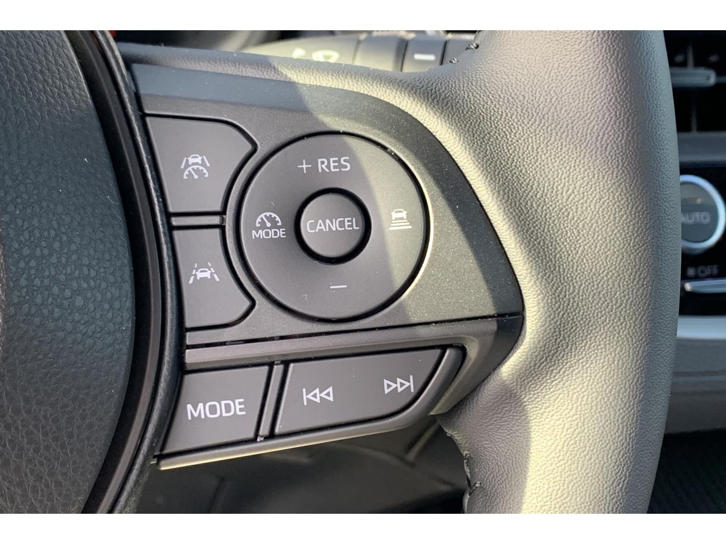 Toyota Corolla-cross thumbnail 17