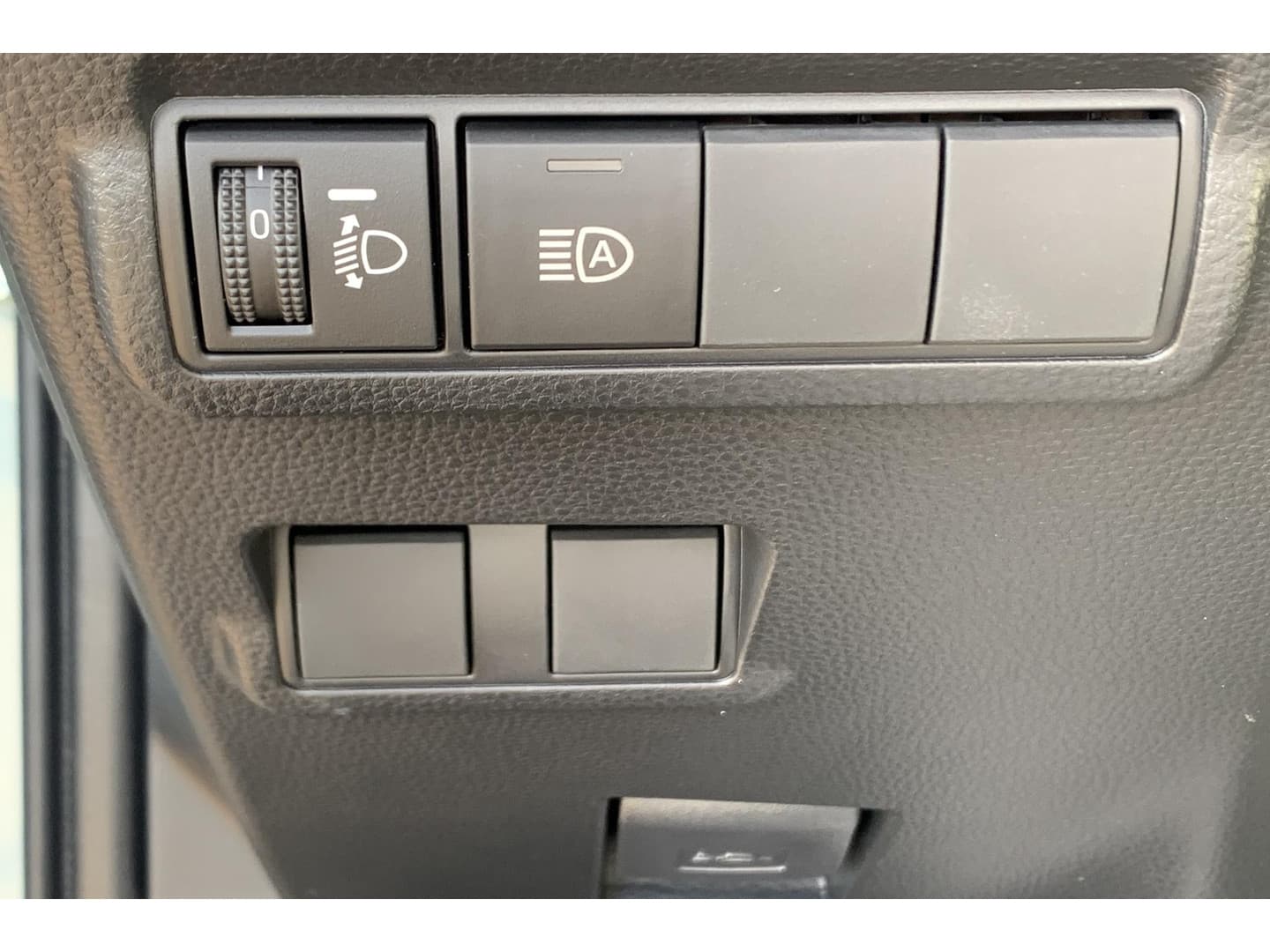 Toyota Corolla-cross thumbnail 25