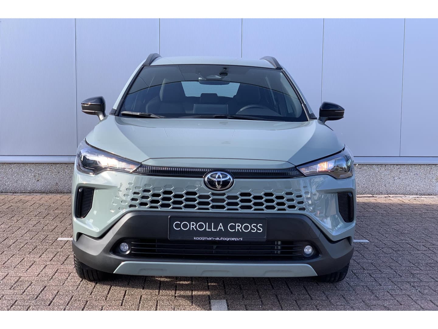 Toyota Corolla-cross thumbnail 2