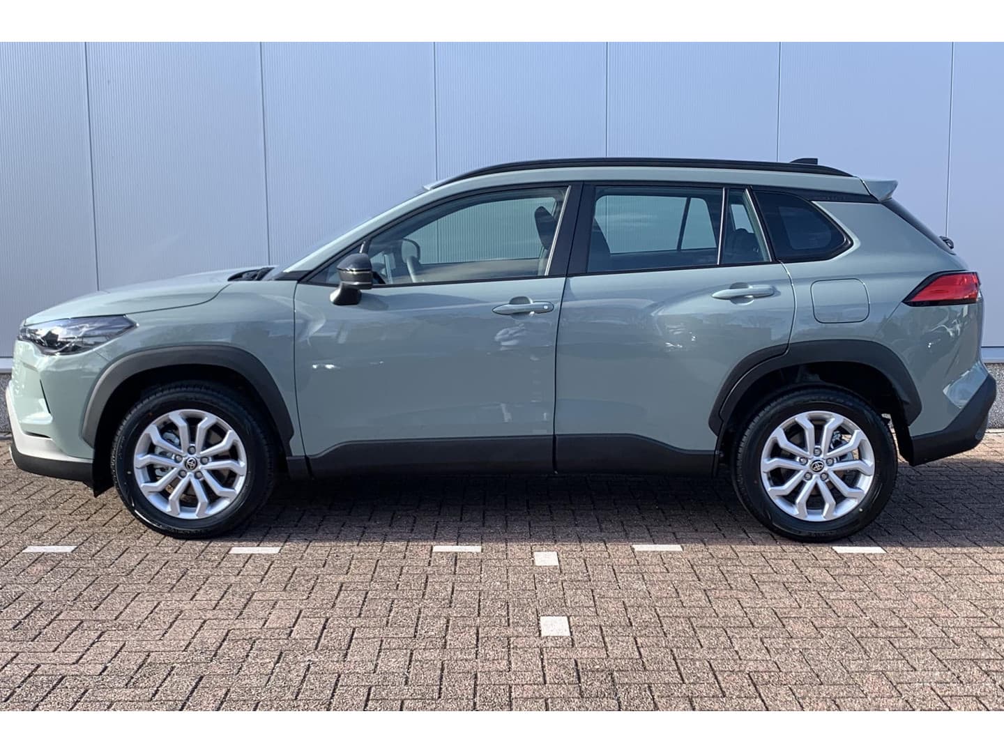 Toyota Corolla-cross thumbnail 3