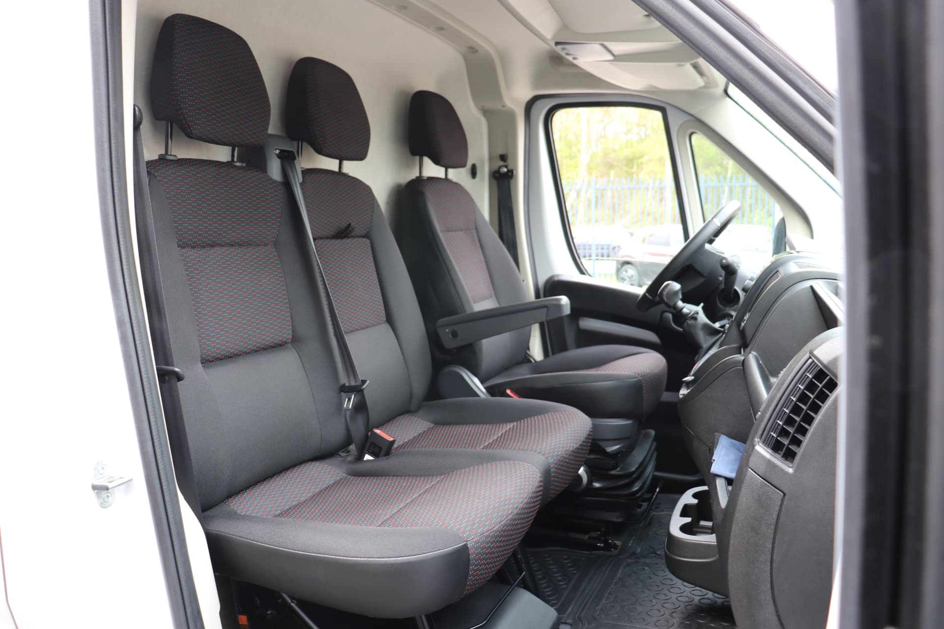 Peugeot Boxer 335 2.2 BlueHDi 140 L2H2 Pro EX.BTW thumbnail 16