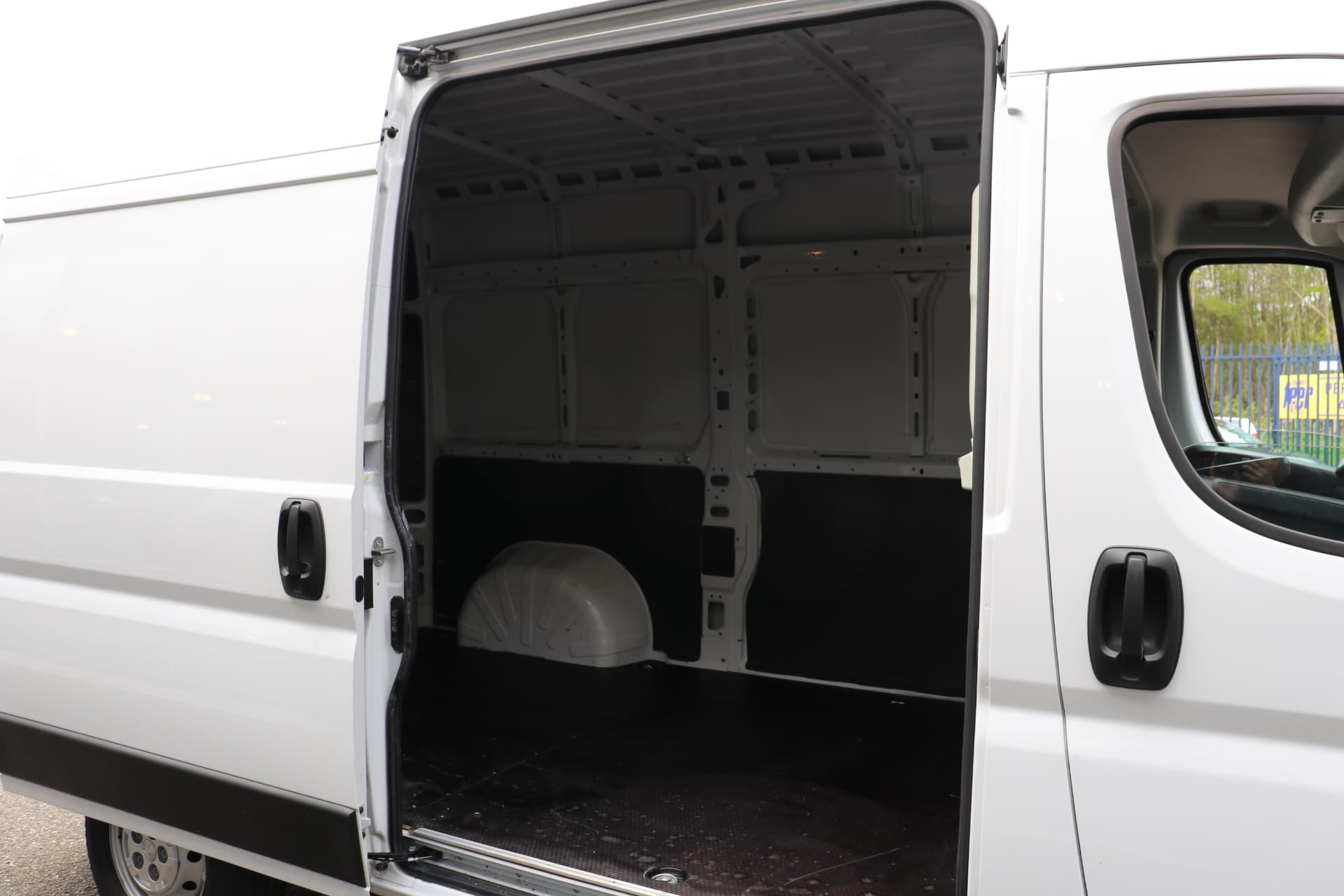 Peugeot Boxer 335 2.2 BlueHDi 140 L2H2 Pro EX.BTW thumbnail 17